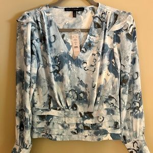 NWT Beautiful silky clue fitted blouse